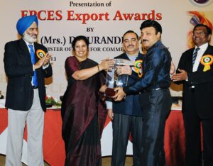 The Minister of State for Commerce & Industry, Dr. D Purandeswari presenting the EPCES Export Award, to the Managing Director M/s Global Polybags, Virudhbagar, Shri T. Muralidharan, at a function, in New Delhi on September 30, 2013.